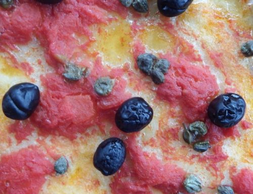 PIZZA ROSSA CON OLIVE E CAPPERI