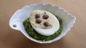 uovo ripieno in salsa di piselli